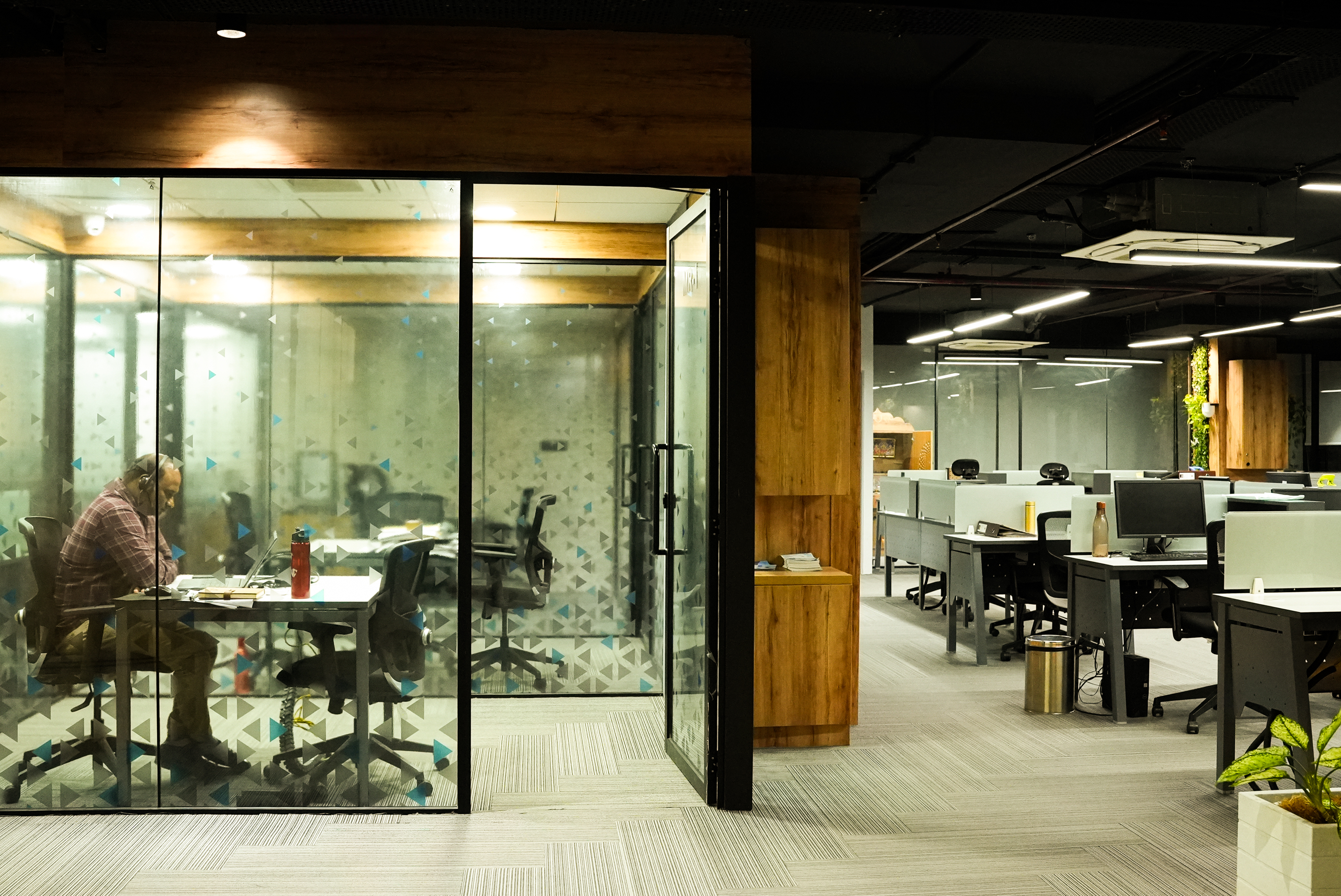 Konnect Reception & Curved Wood